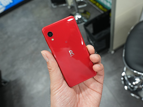 片手で使いやすい3.6インチスマホ「Rakuten Mini」が3,980円から、中古