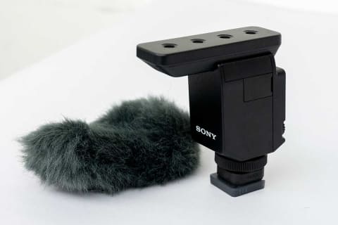 ソニー、約72gでコンパクトな可変指向性ショットガンマイク「ECM-B10