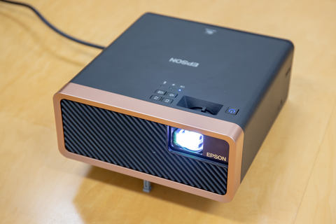 Android TV端末が“格納”できるエプソン小型レーザープロジェクタ。縦