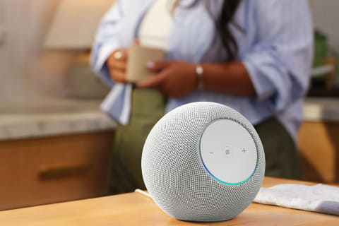 Amazonスピーカー「Echo Studio」に新色グレーシャーホワイト。Alexa+