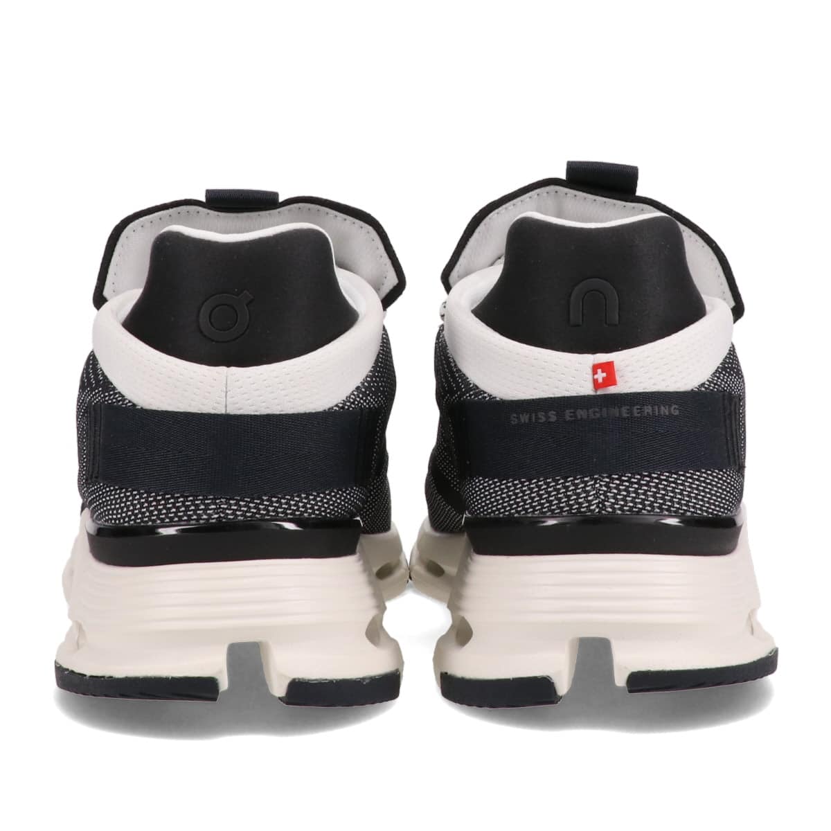 ON Cloudnova Black/White（オン クラウドノヴァ-ブラック） | atmos