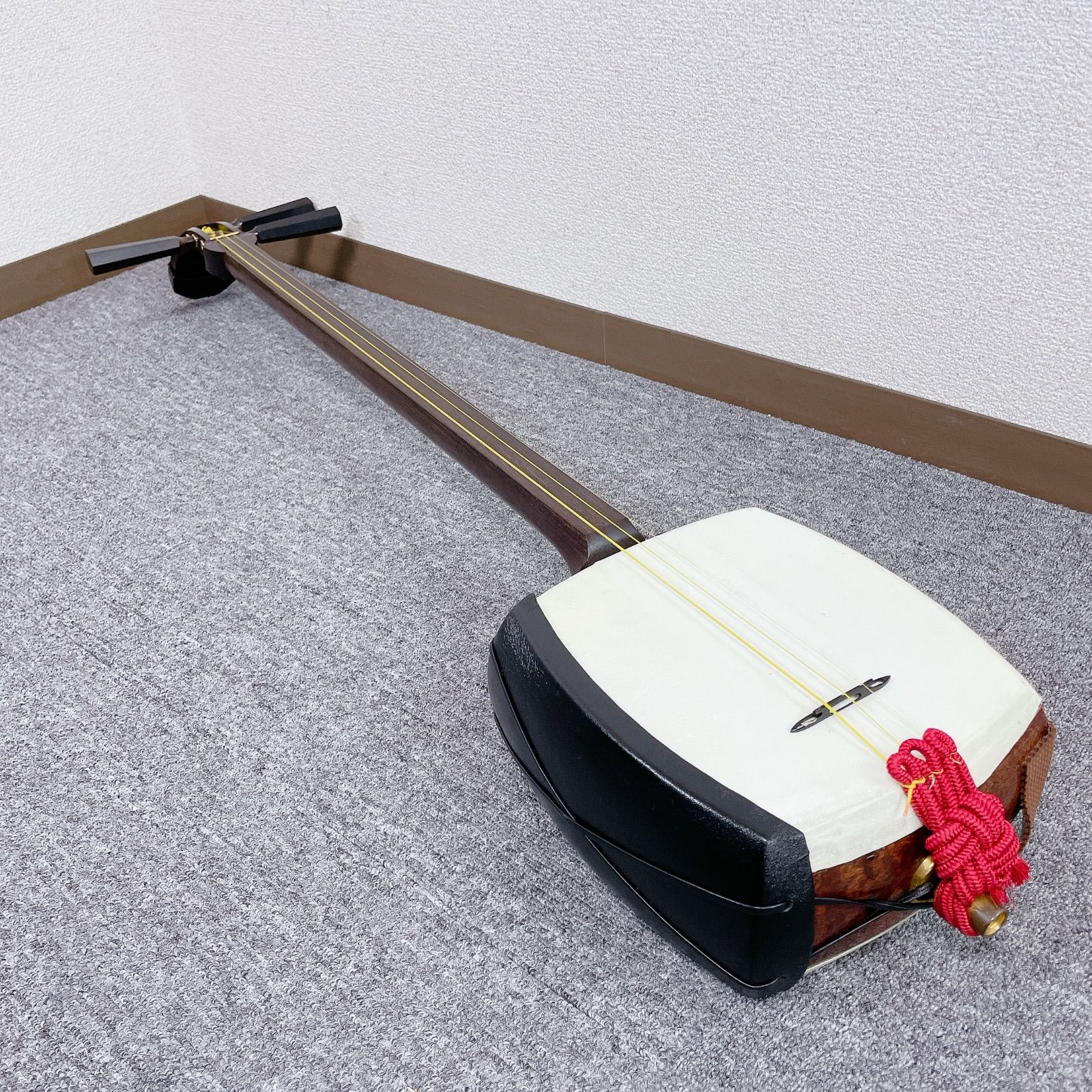 津軽三味線 太棹 紅木 東さわり 丸打胴 正棹 段違い溝 犬皮 - メルカリ