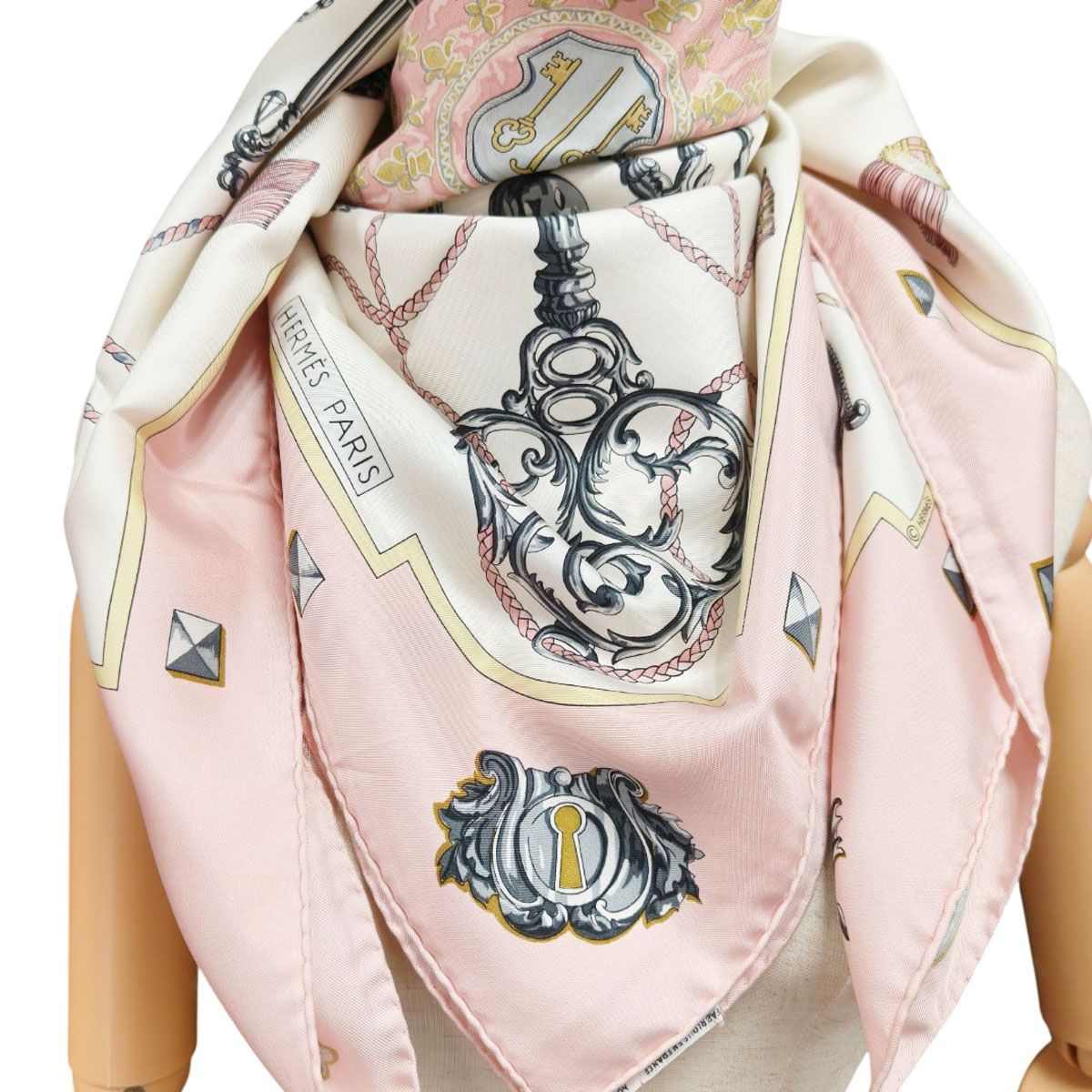 HERMES エルメス カレ90 シルクスカーフ ピンク×ゴールド モチーフ柄