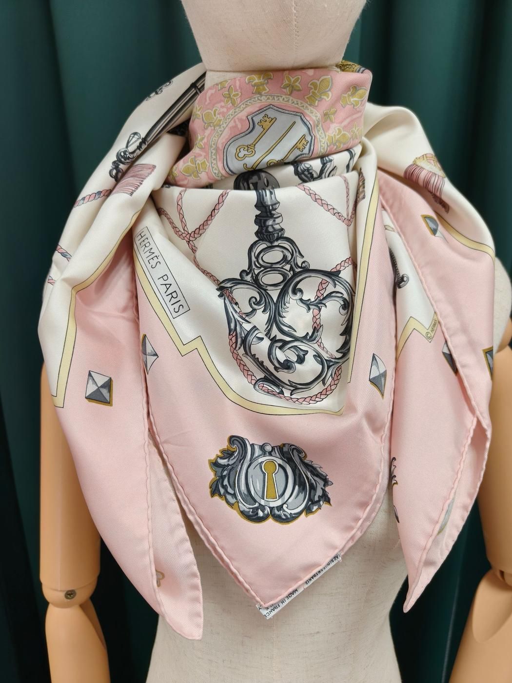 HERMES エルメス カレ90 シルクスカーフ ピンク×ゴールド モチーフ柄