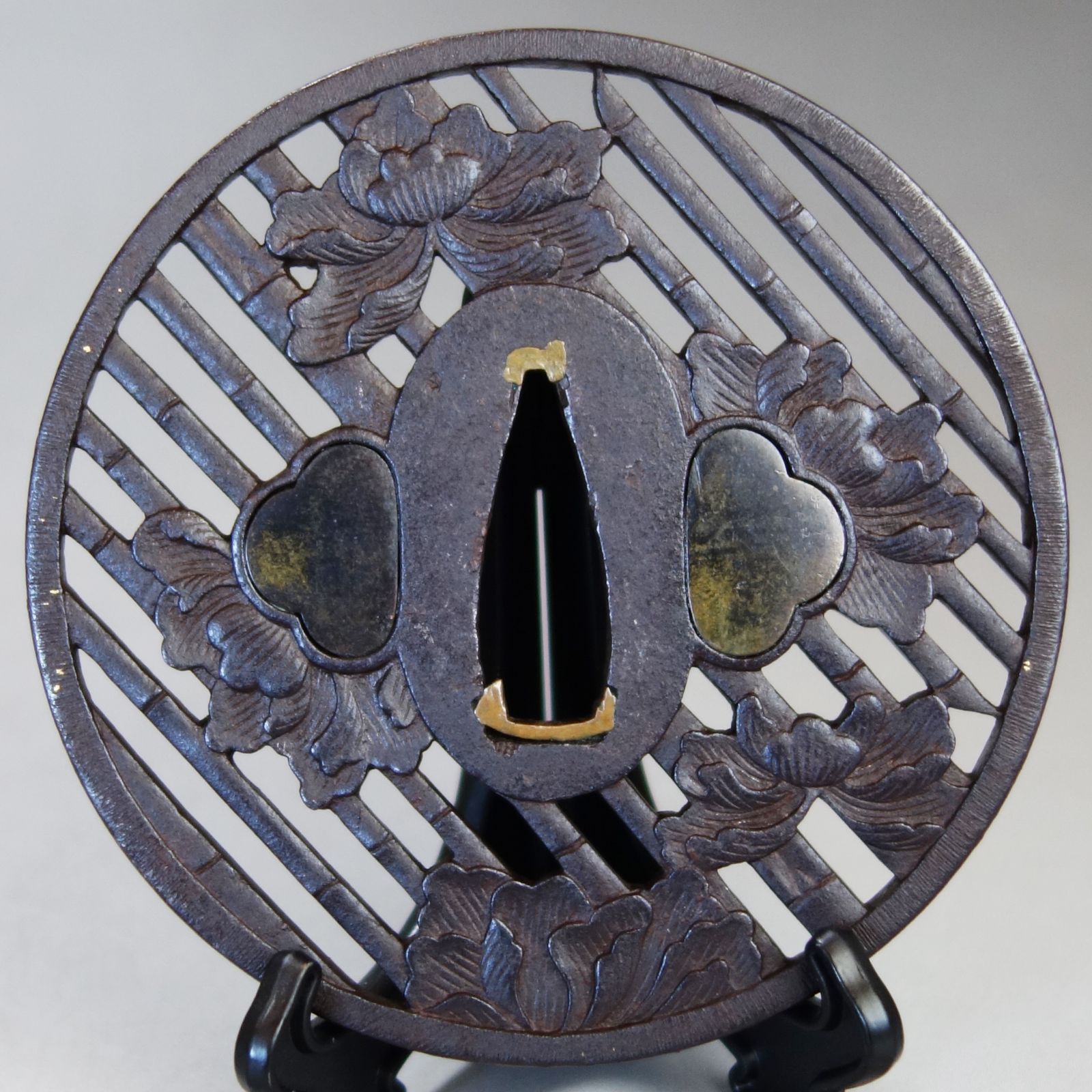 骨董逸品【竹斜格子に牡丹花透鍔 鉄地】(鍔箱・布団付き) 日本刀 刀