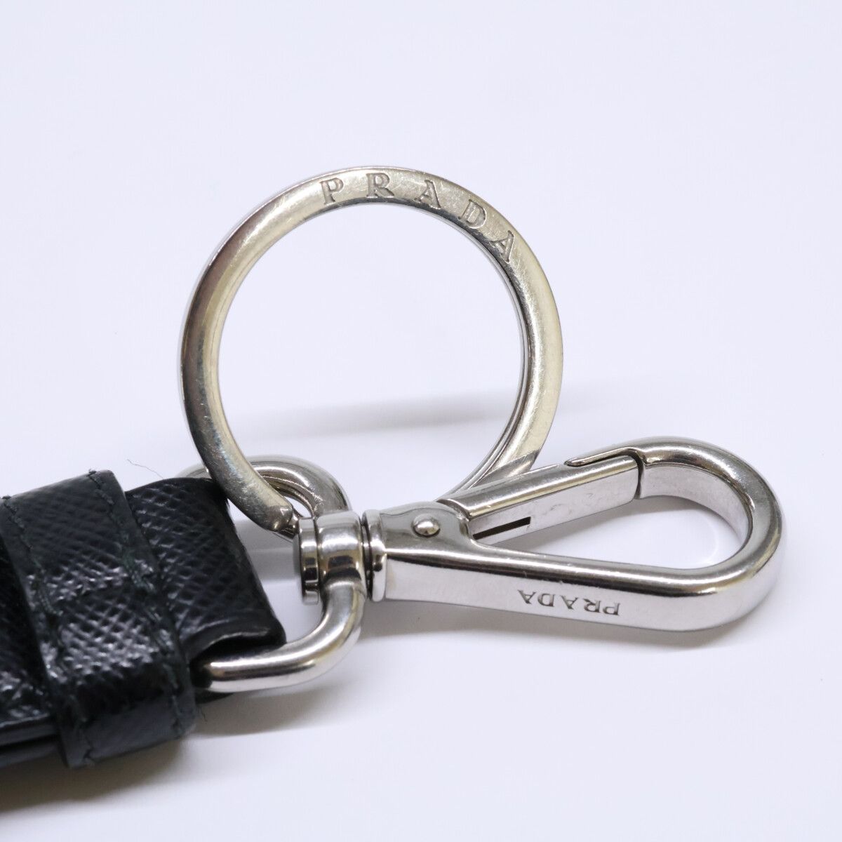 PRADA プラダ サフィアーノレザー キーチェーン - メルカリ