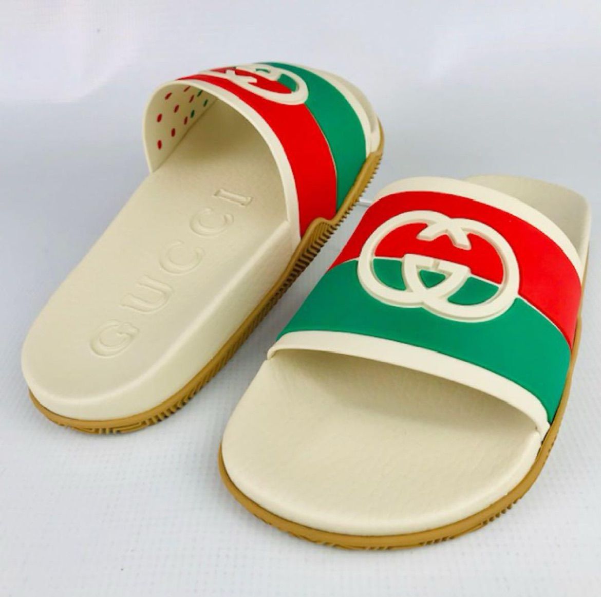 新品未使用☆GUCCI・グッチ レディース エンボス加工GGインター