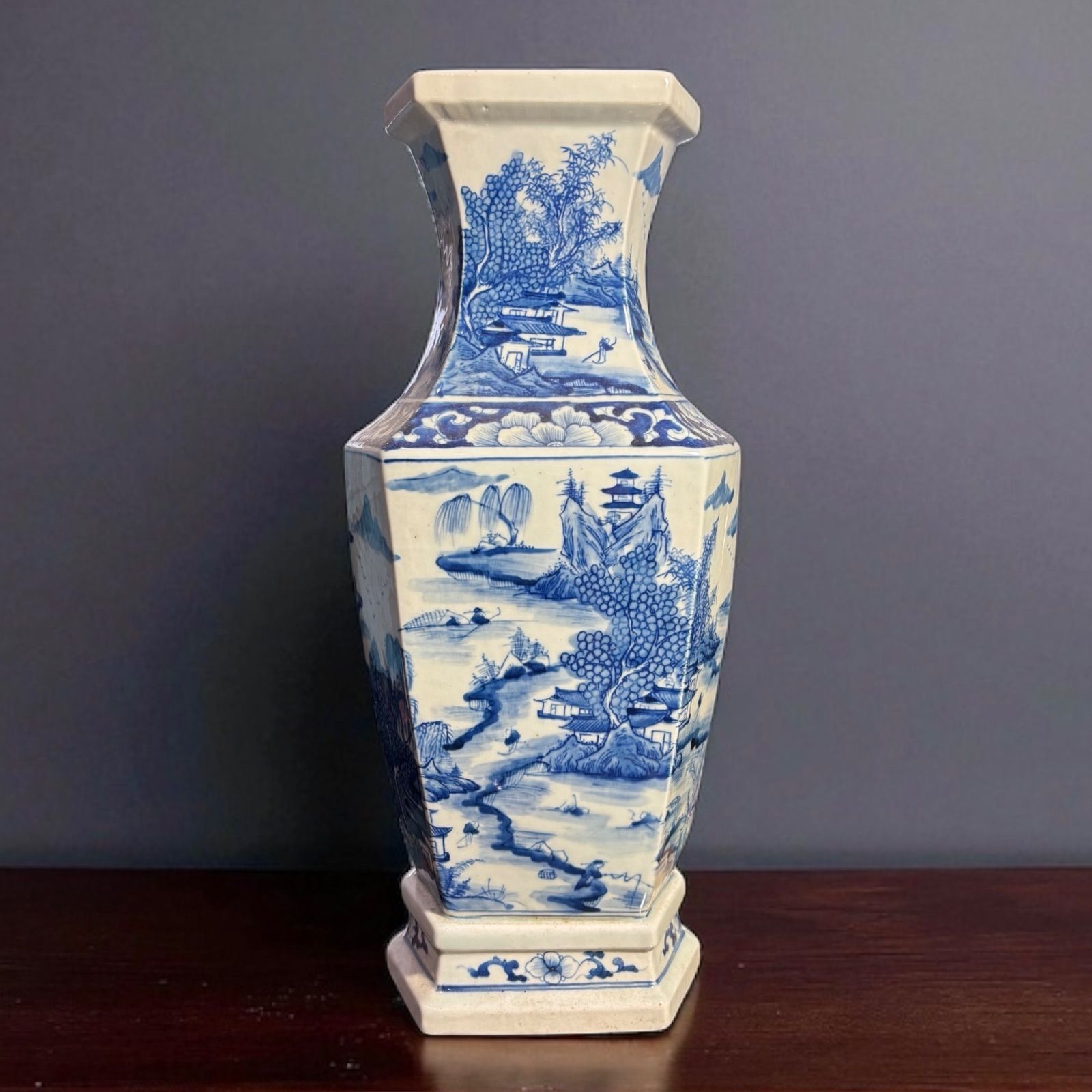 中国の壺 陶器製 花瓶 白 青 花模様 高さ約44cm 幅約32cm 台座付き