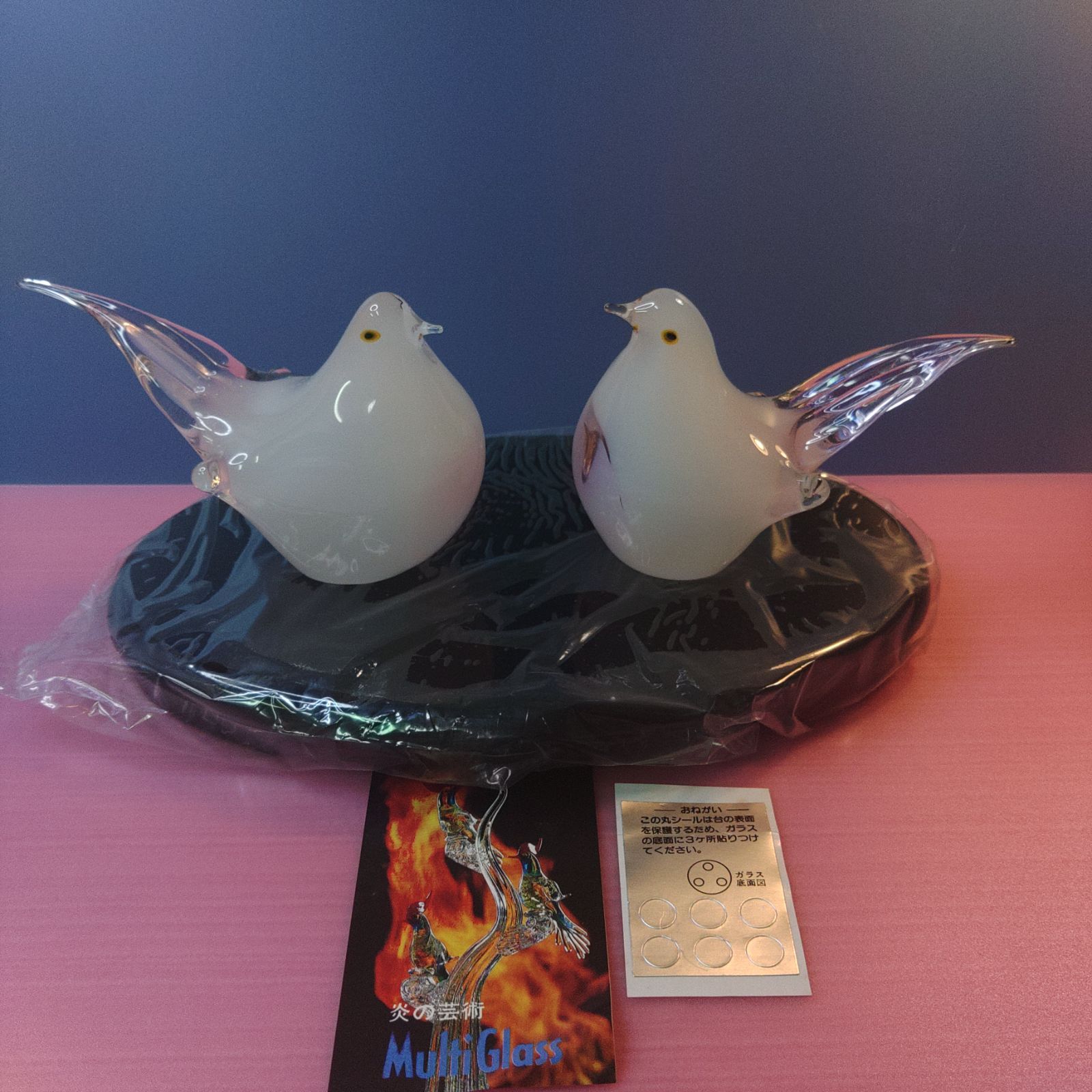 伝統工芸品「マルティグラス（福岡積層工芸ガラス）」の鳥の置物