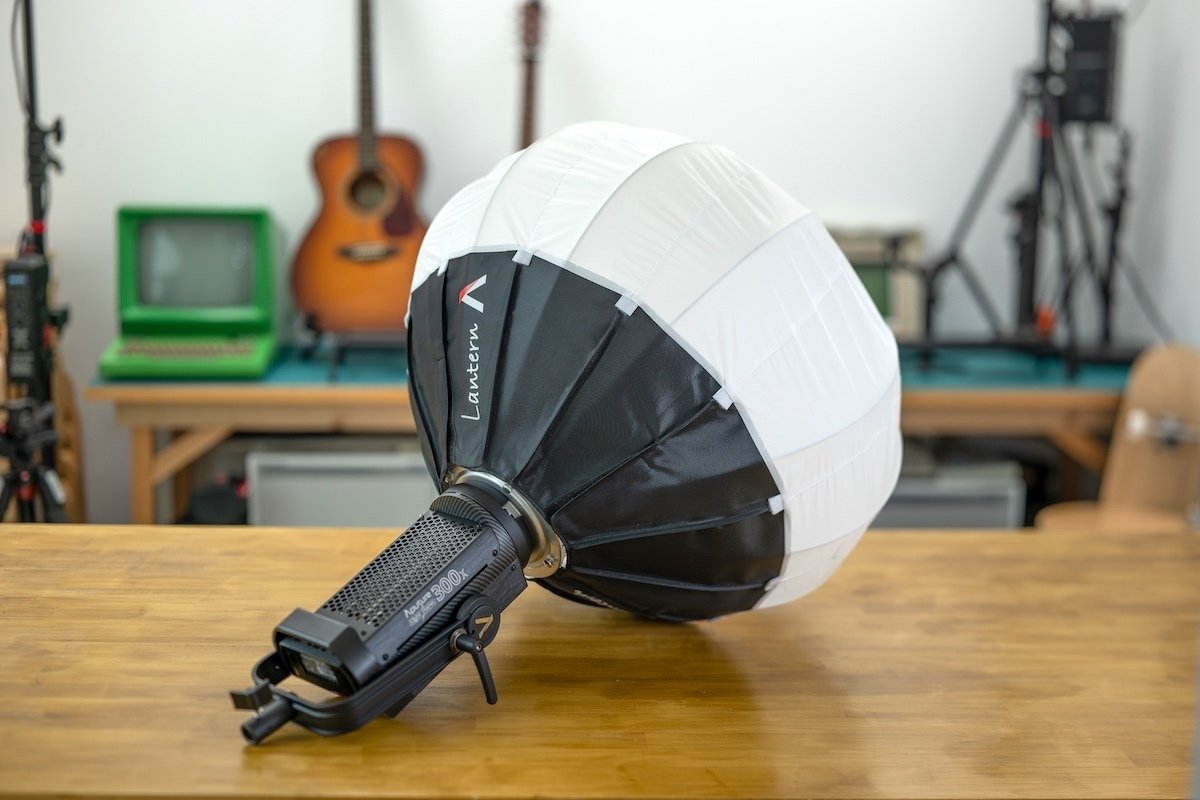 まるで室内に浮かぶ月のよう。Aputure ランタンで柔らかな光をつくる