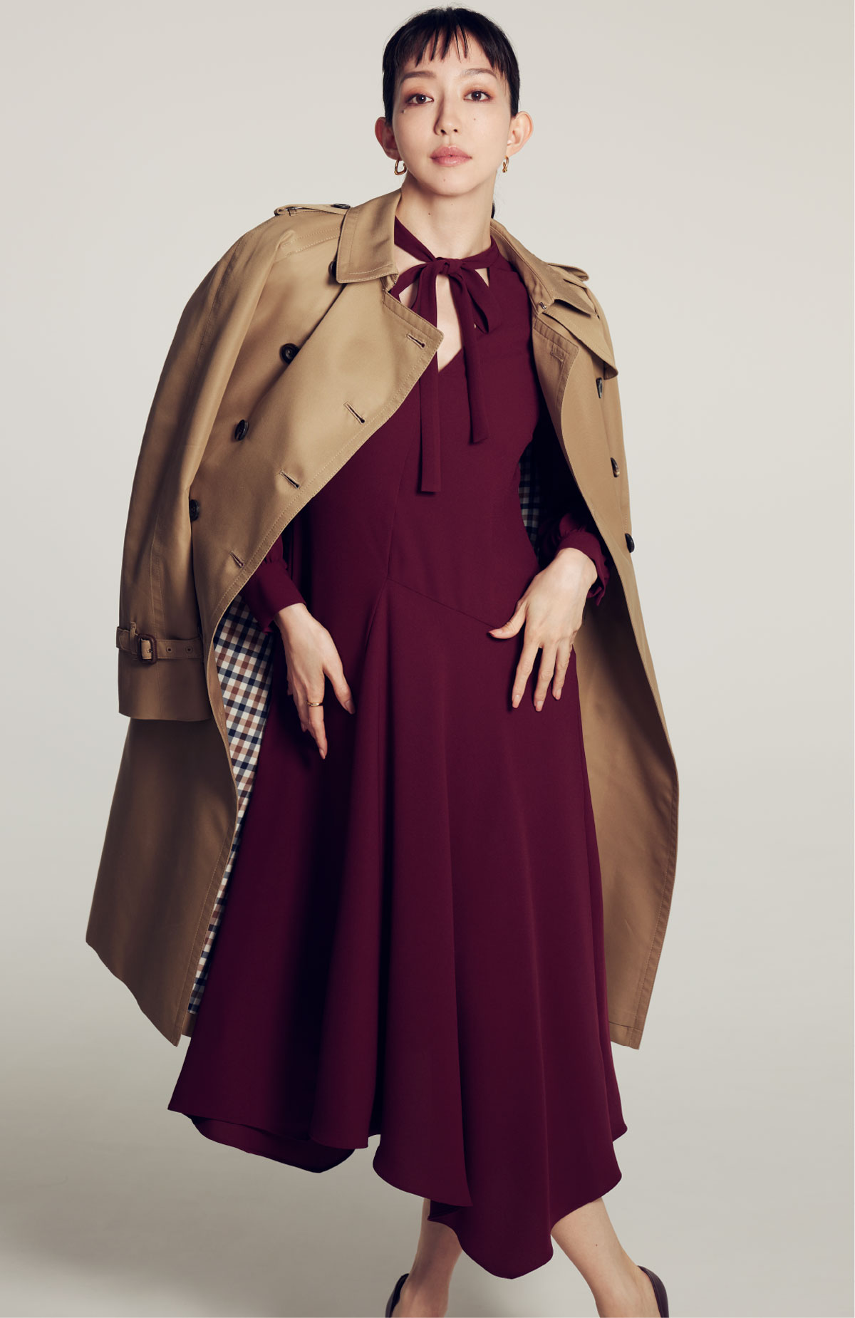 松島花が着る アクアスキュータムトレンチコート