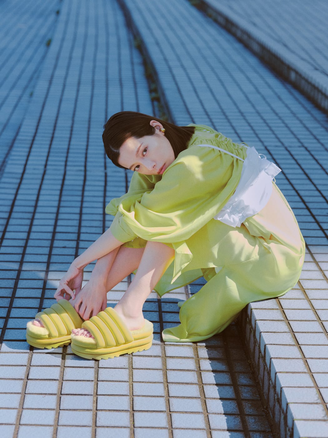 UGG®〉女優・桜井ユキが素足で軽快にはきこなす〈FLUFF〉コレクション