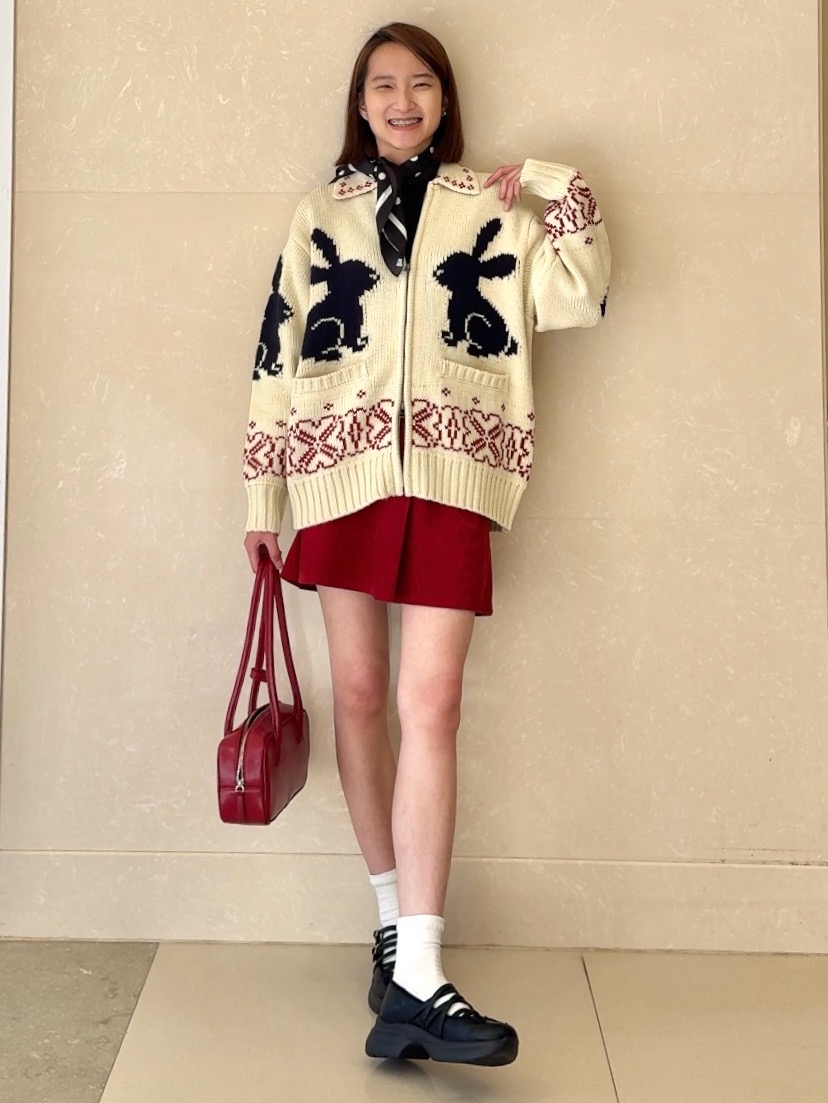 フルジップニットジャケット by rokh、コーデュロイスコート」の着用