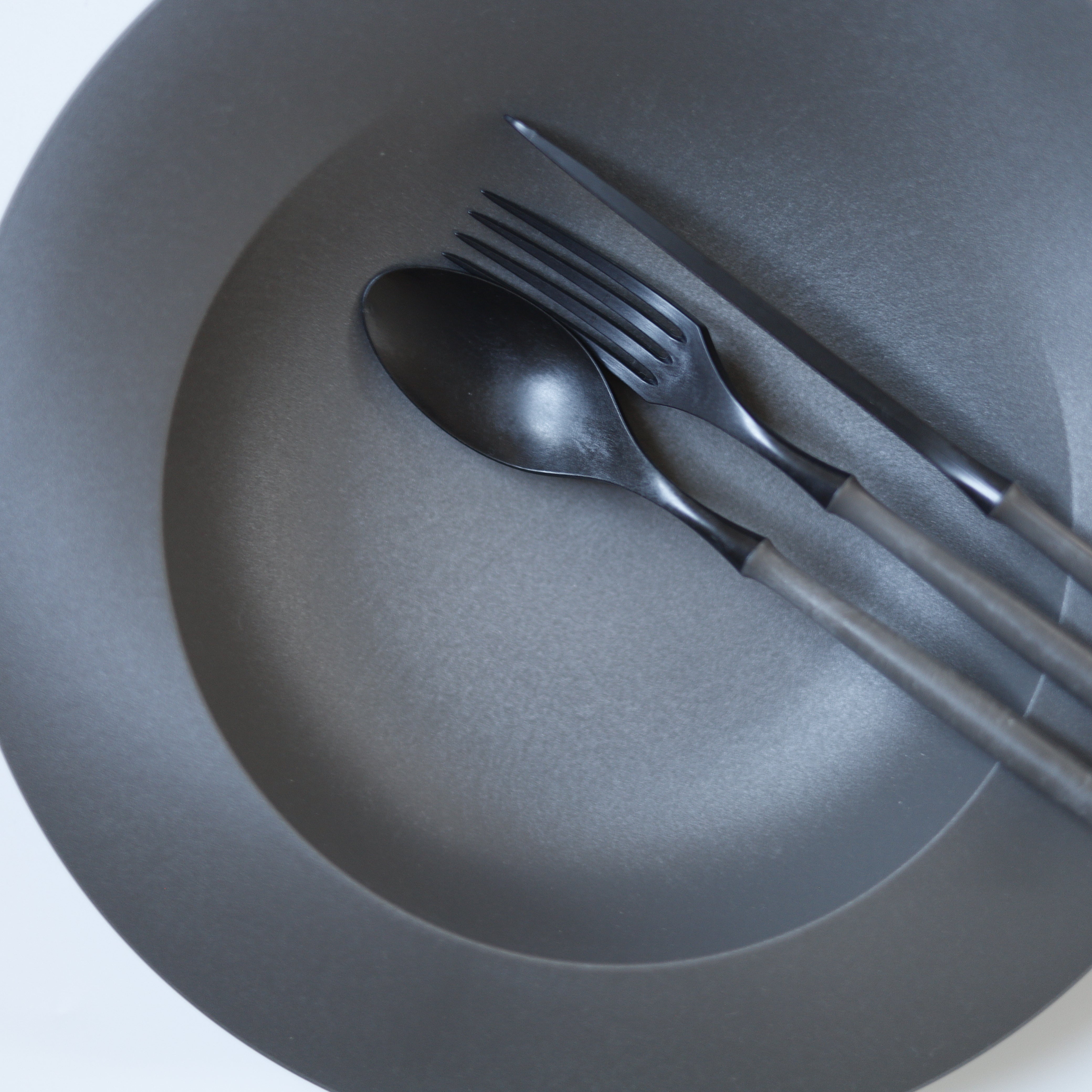 落としても割れない「深皿スクープ・大皿ウェーブ・カトラリーセット