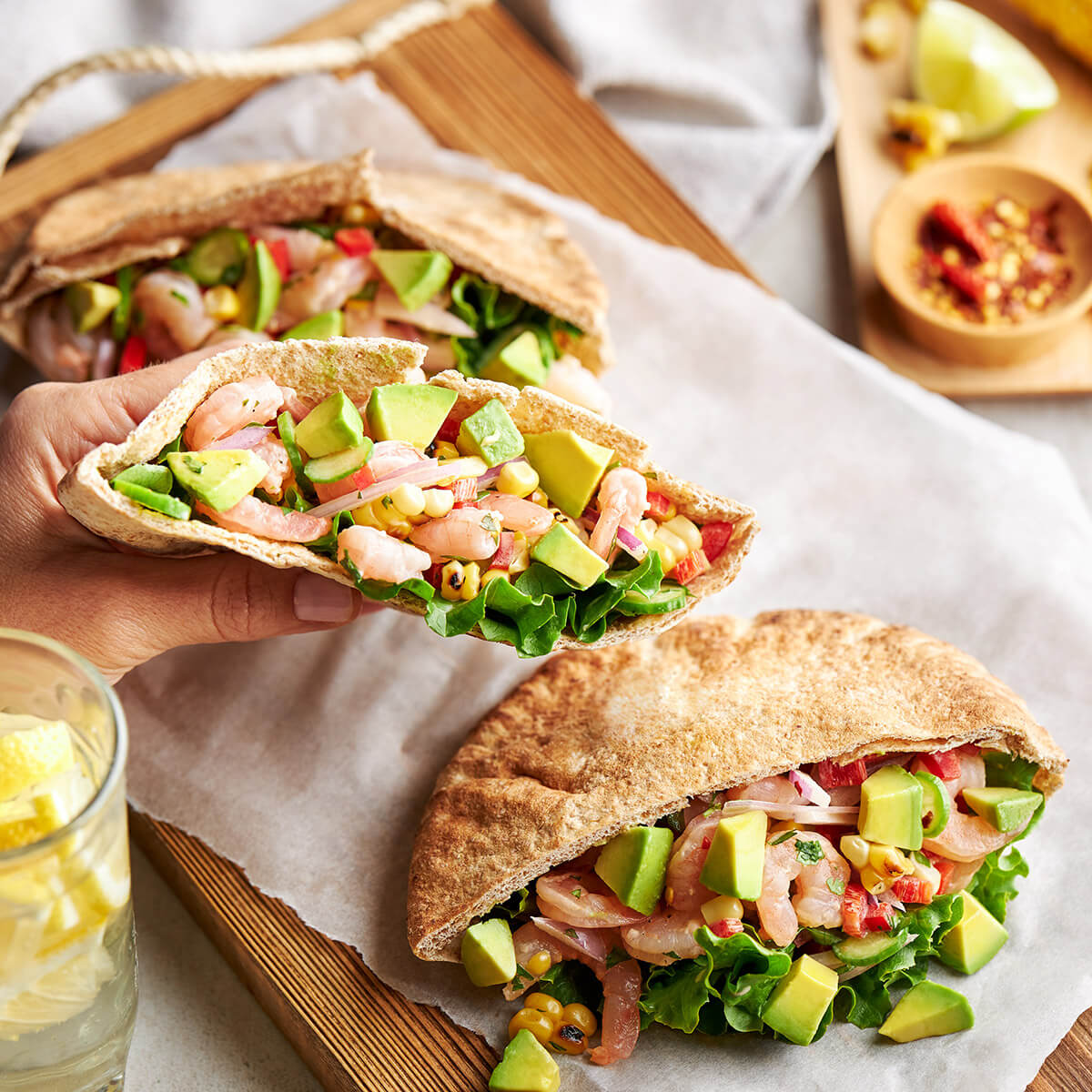 グリルコーンとアボカド、エビのピタパンサンド - レシピ | Avocados