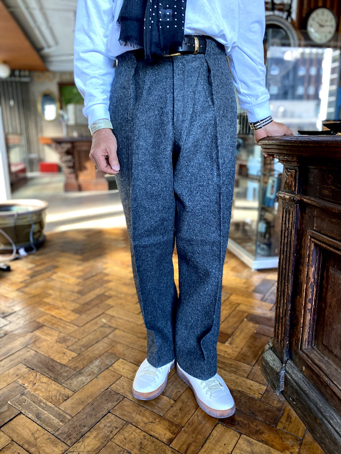 ビンテージのミリタリーパンツとメガネ。 | 岡田哲哉（グローブ