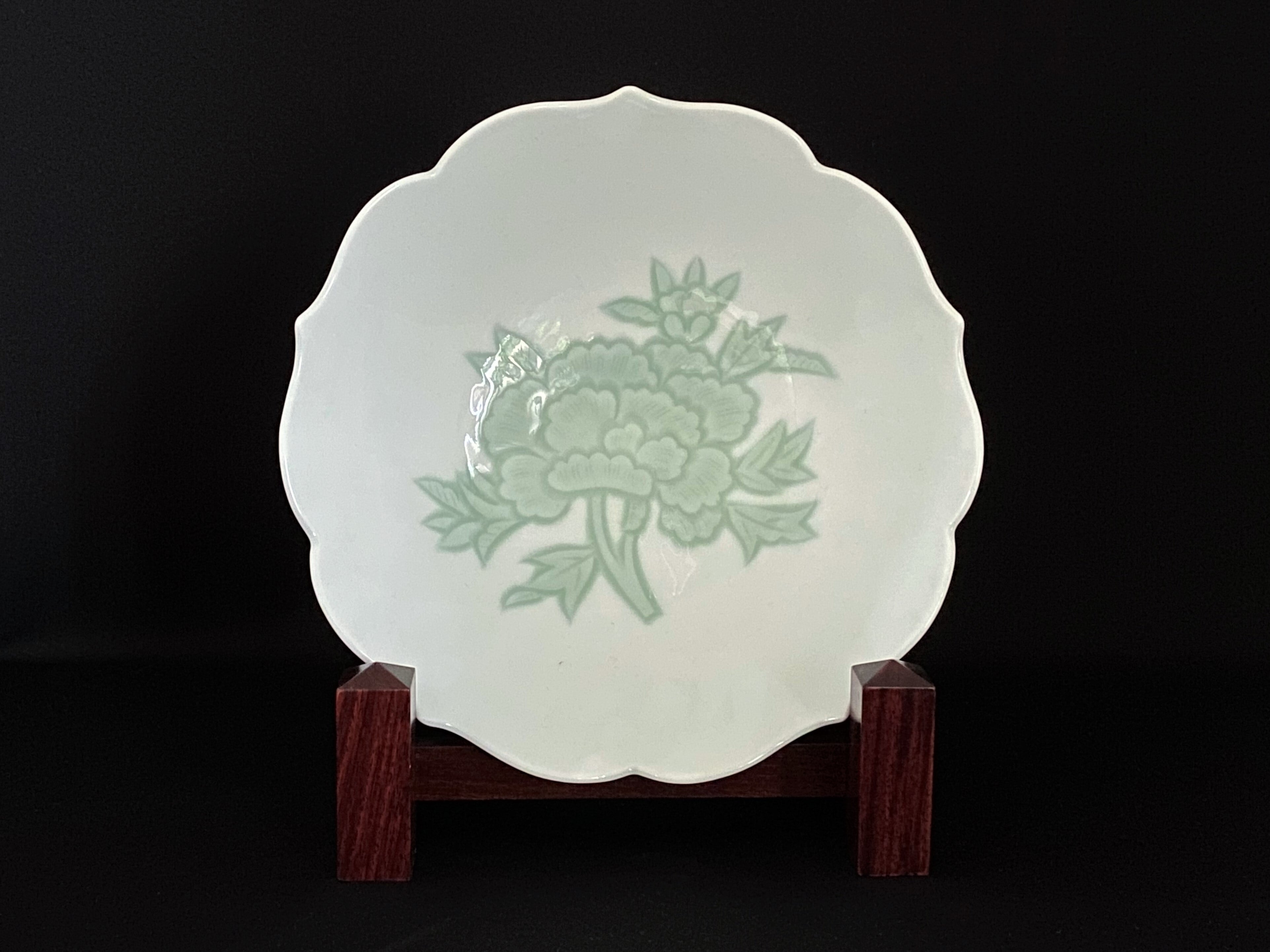 井上萬二作】白磁緑釉牡丹彫文菓子鉢 A | 井上萬二窯 INOUE MANJI KILN