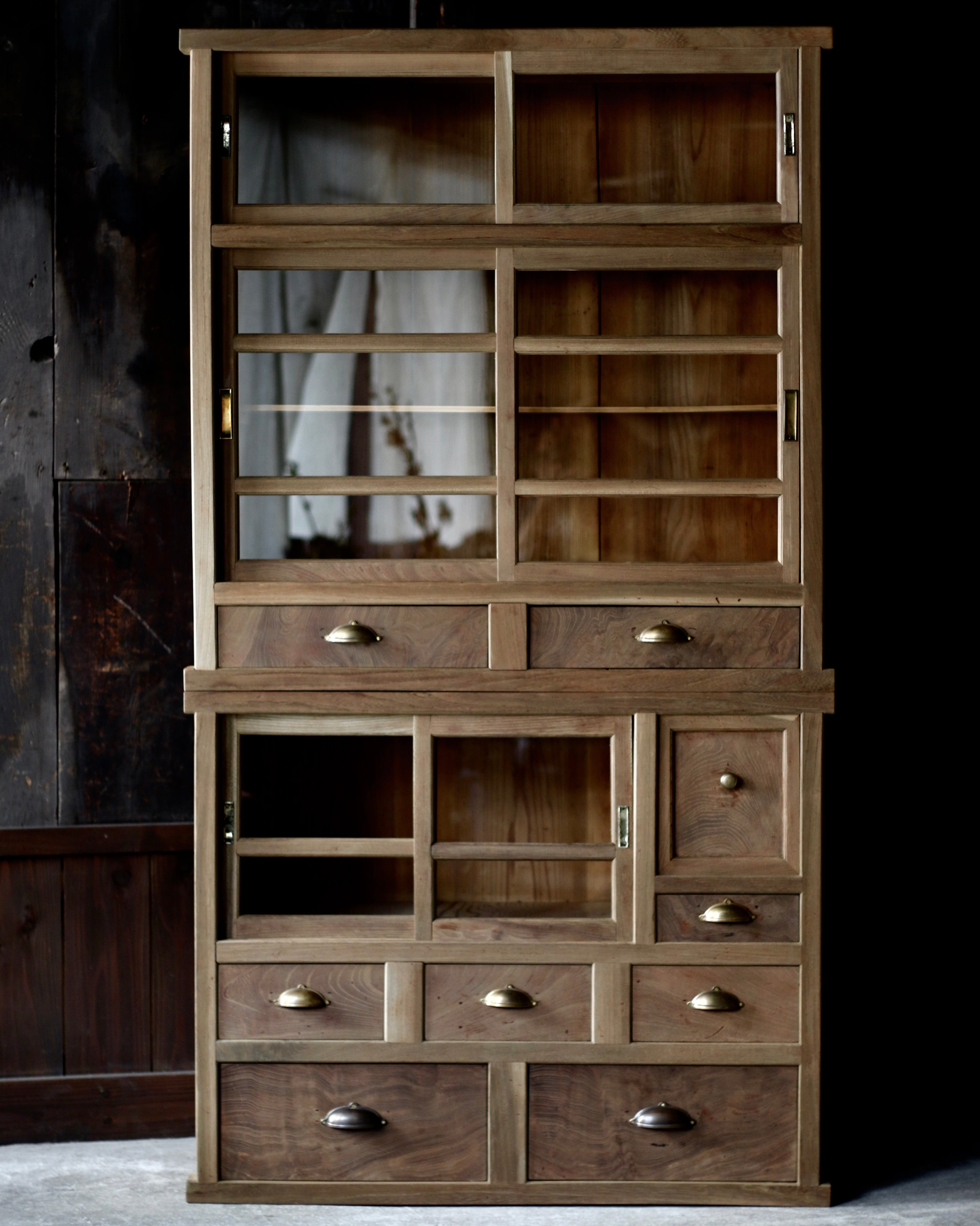 重ね食器棚《古家具 ガラス戸棚 飾り棚》 | Rem Remake Furniture