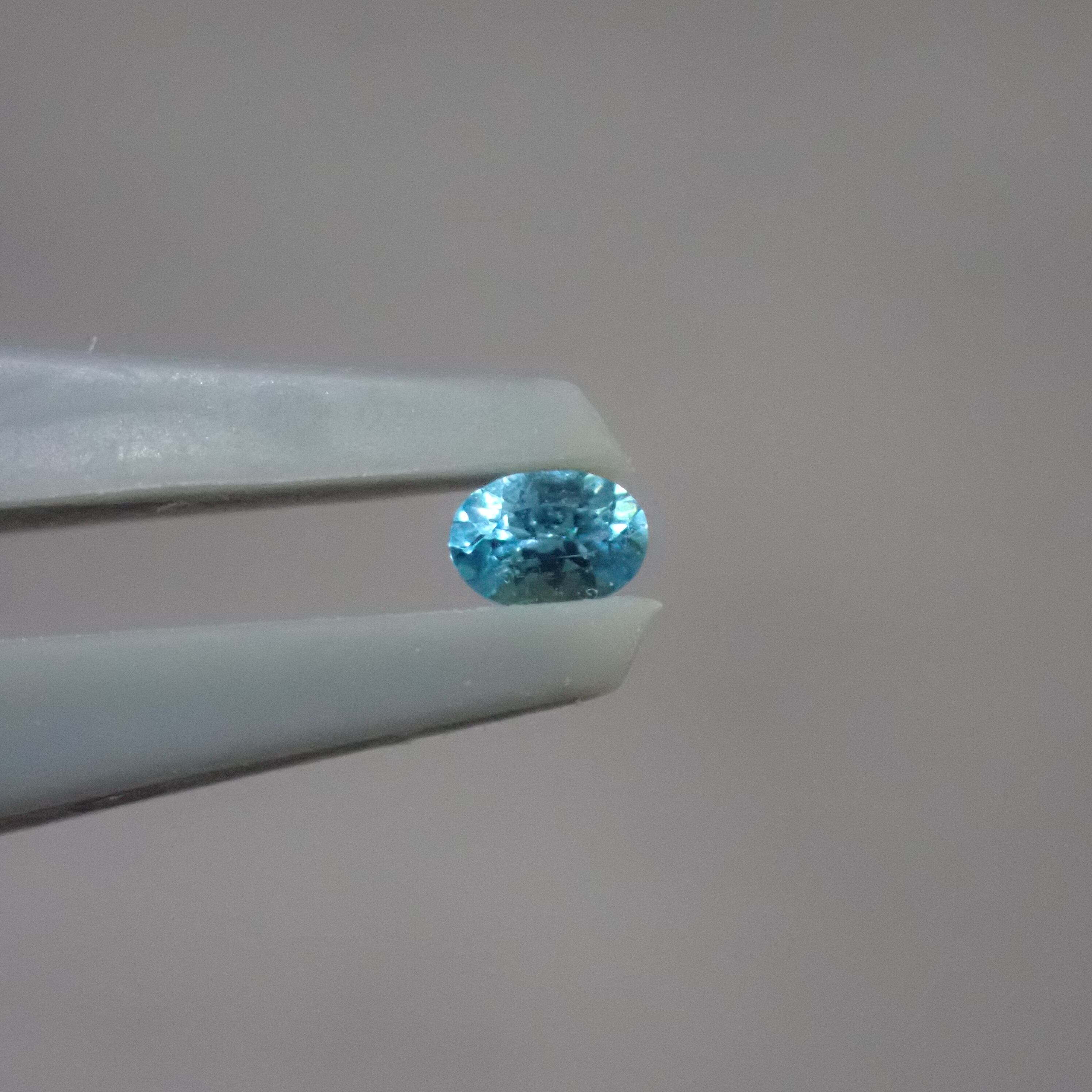 バターリャ産☆ネオン感◎鮮やかな水色のパライバトルマリン 0.033ct