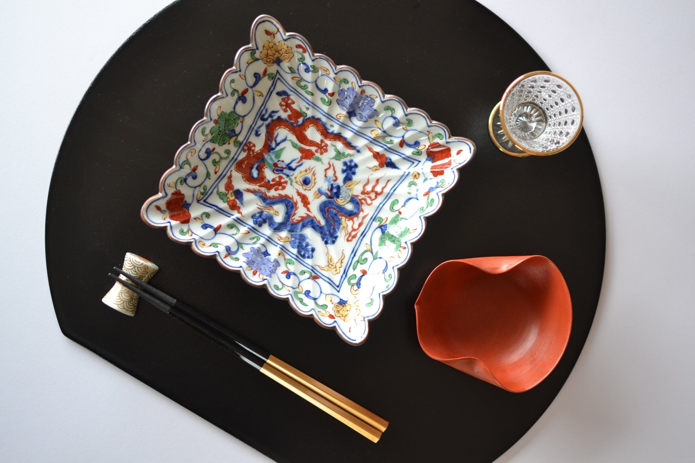 送料無料】有田焼 福泉窯 菊割長角皿 / 染錦花唐草双龍絵 | FUCHIGAMI