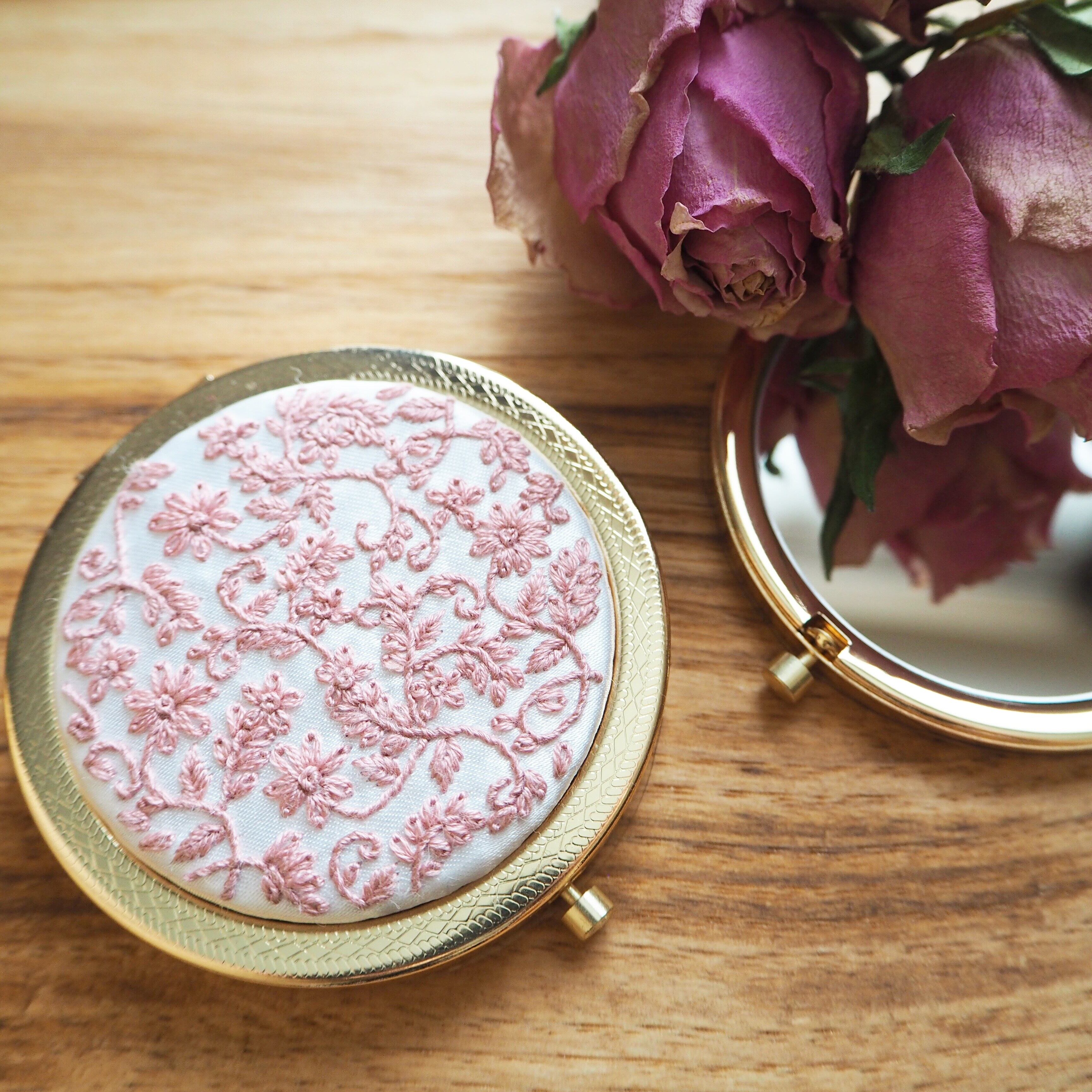 MIYABI】刺繍のコンパクトミラー PINK | 春風工房