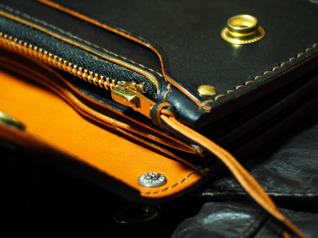 多脂革サドル】トラッカーウォレットtype2 ブラック丘染め | Leather