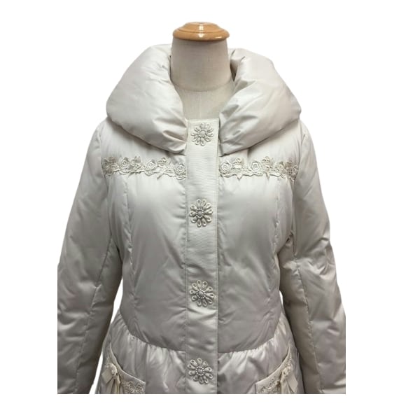 スーパービューティー ダウンコート ビジューボタン&レース使いダウン