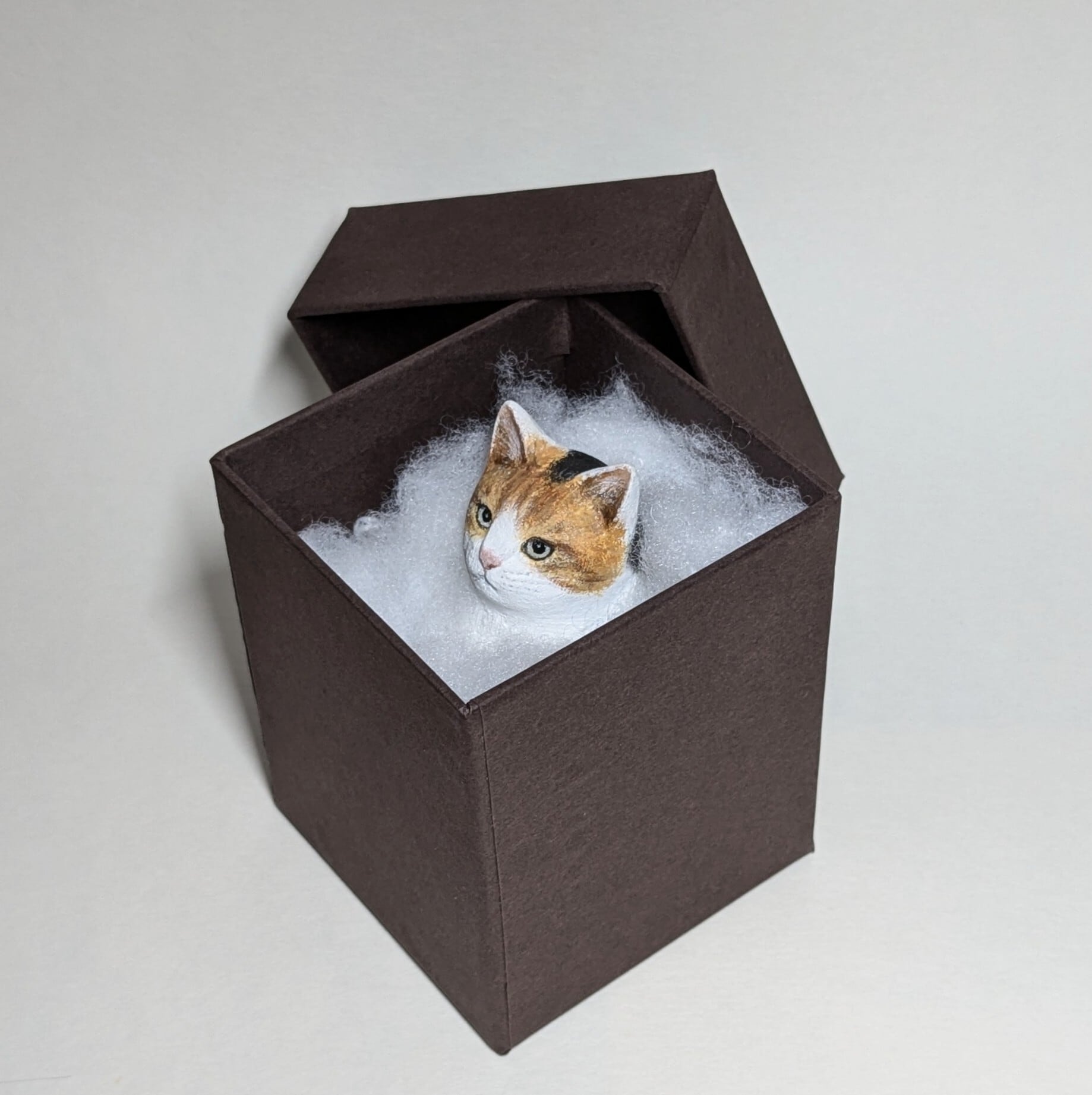 木彫り猫〈おすわり(三毛)〉 | ATELIER CORAL