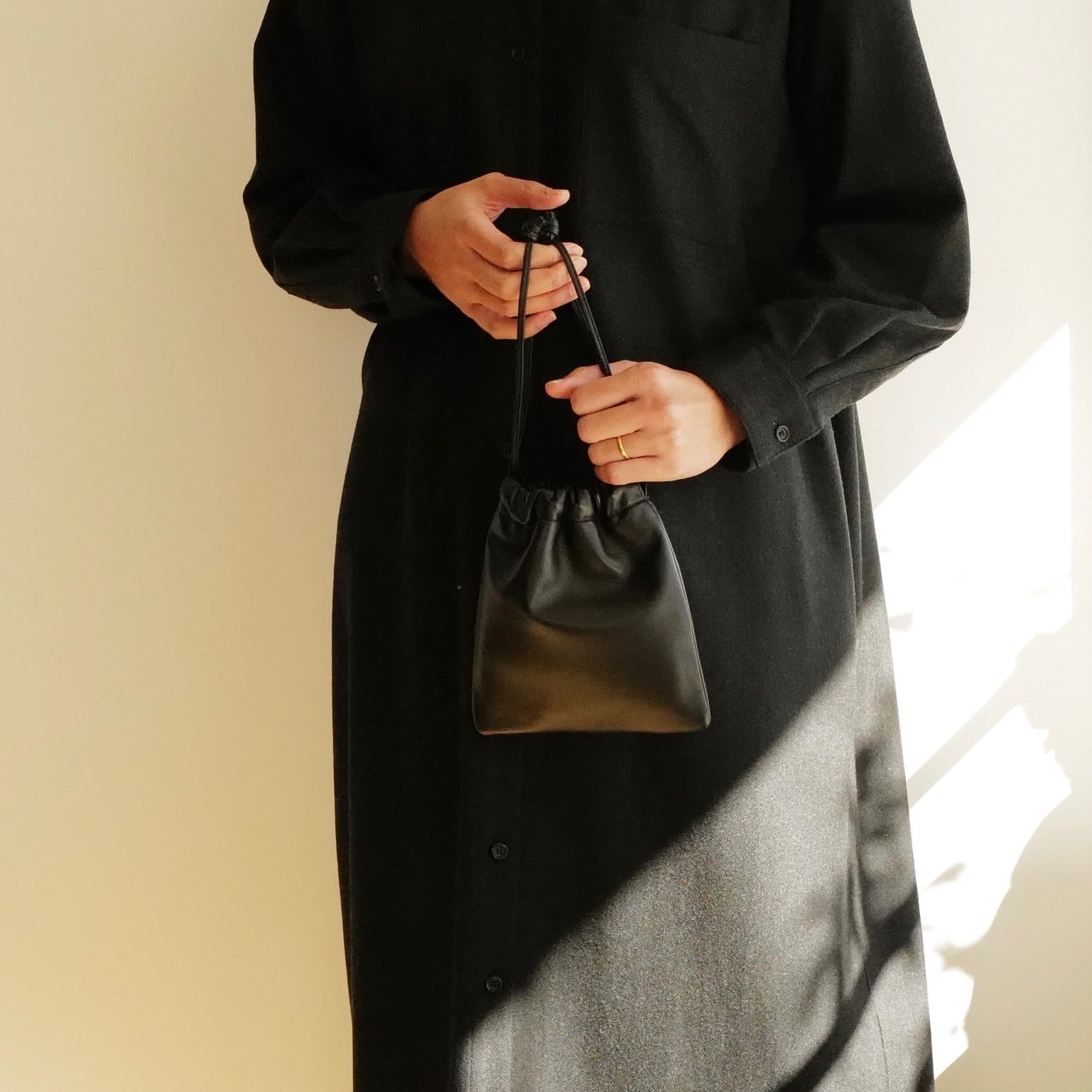 Aeta ｜DOUBLE FACED DRAWSTRING POUCH ：M | HJ GALLERY