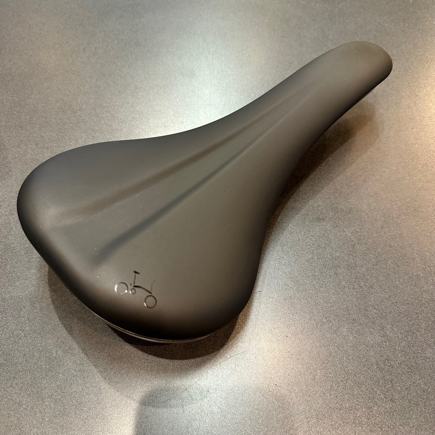 Ergonomic Grips とSuperlight Saddle サドル Ergonomic Grips と