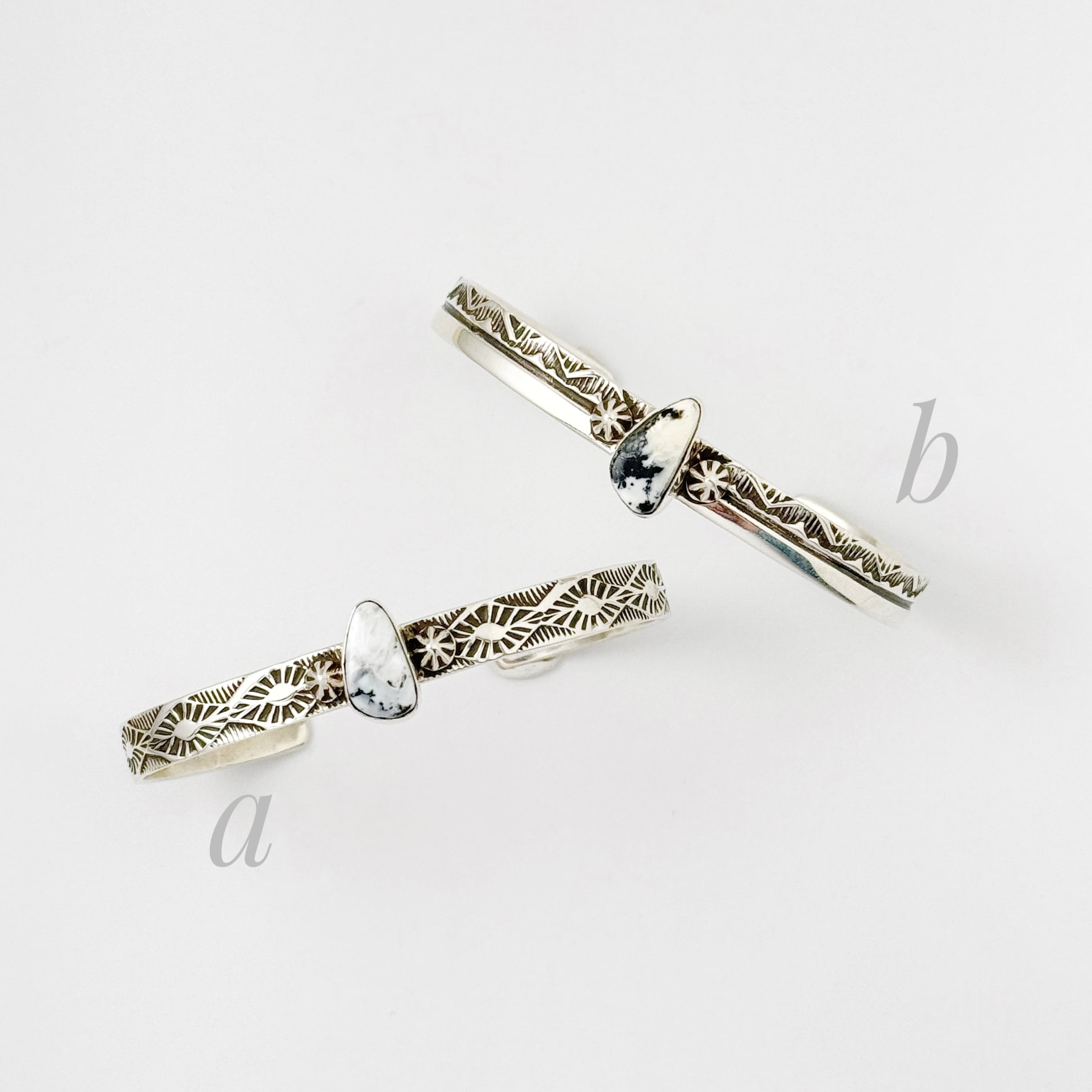 Indian Jewelry 》ホワイトバッファロー スタンプワーク バングル