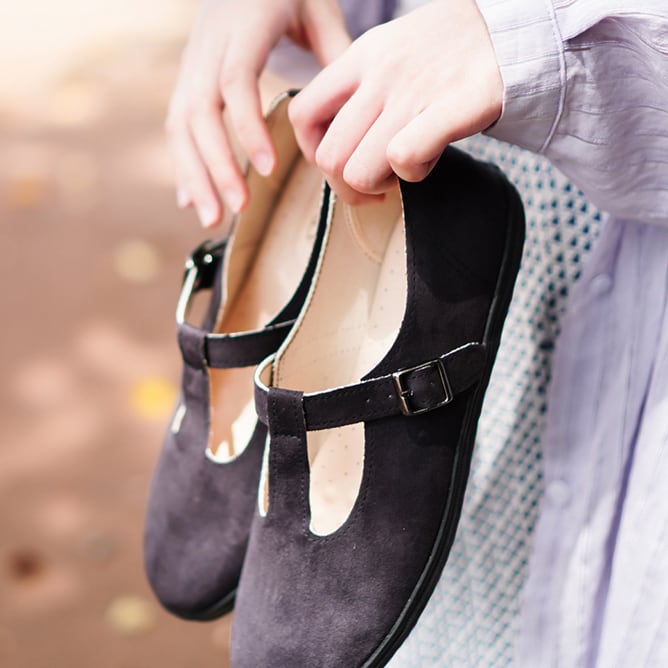 Tストラップシューズ スエード風ブラック | hanamikoji shoes - 花見