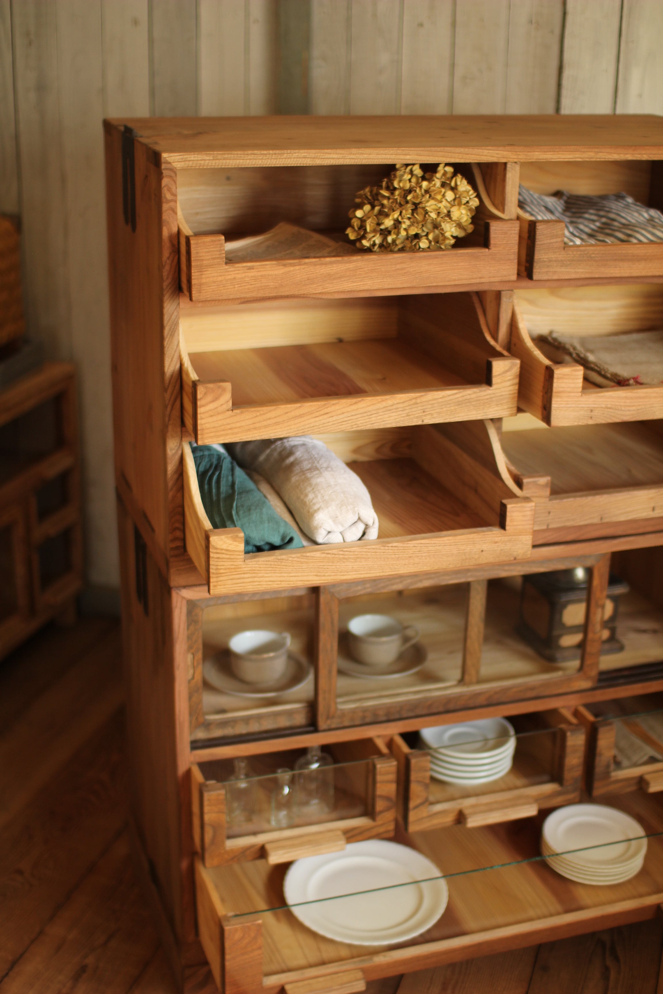 木製のシャツケース 前面ガラス木製引き出し 食器棚 キャビネット 収納