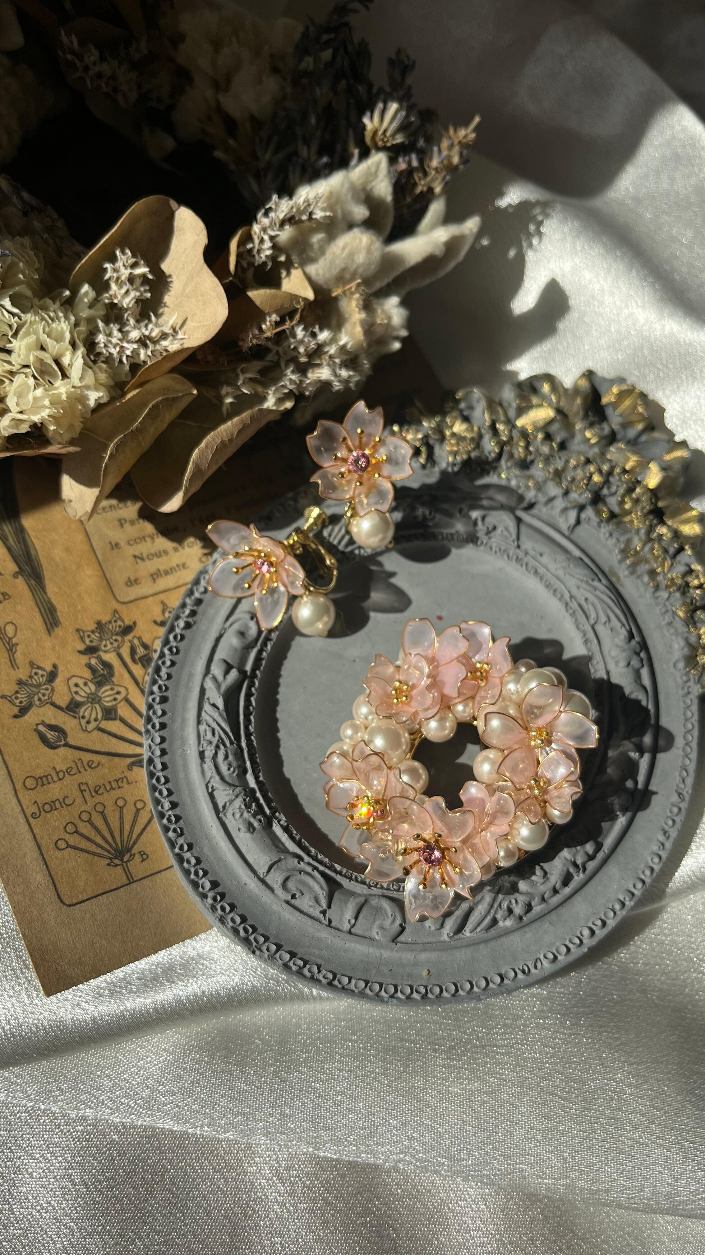 桜とパールのリースブローチ ディップアート 卒業式 入学式 上品