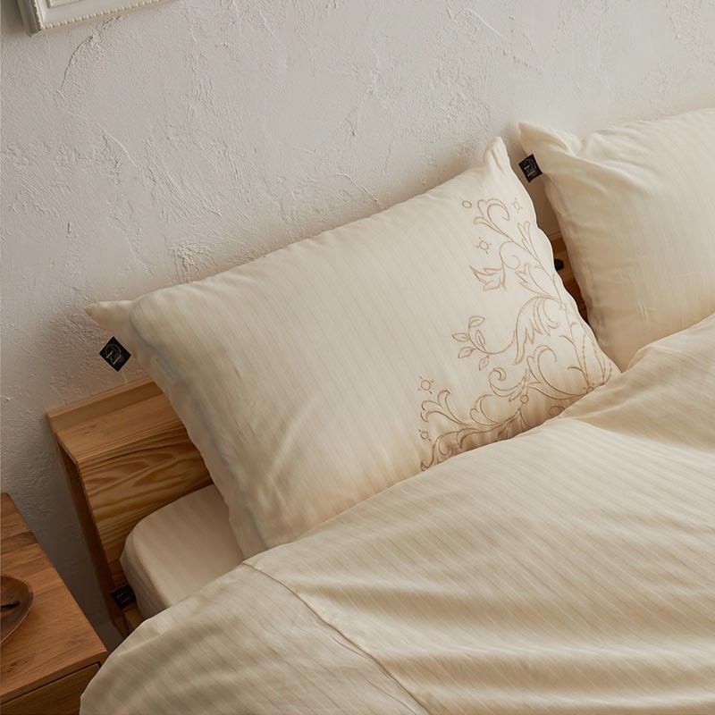 大柄の刺繍がアクセントに。コットン100％布団カバー コニコシリーズ