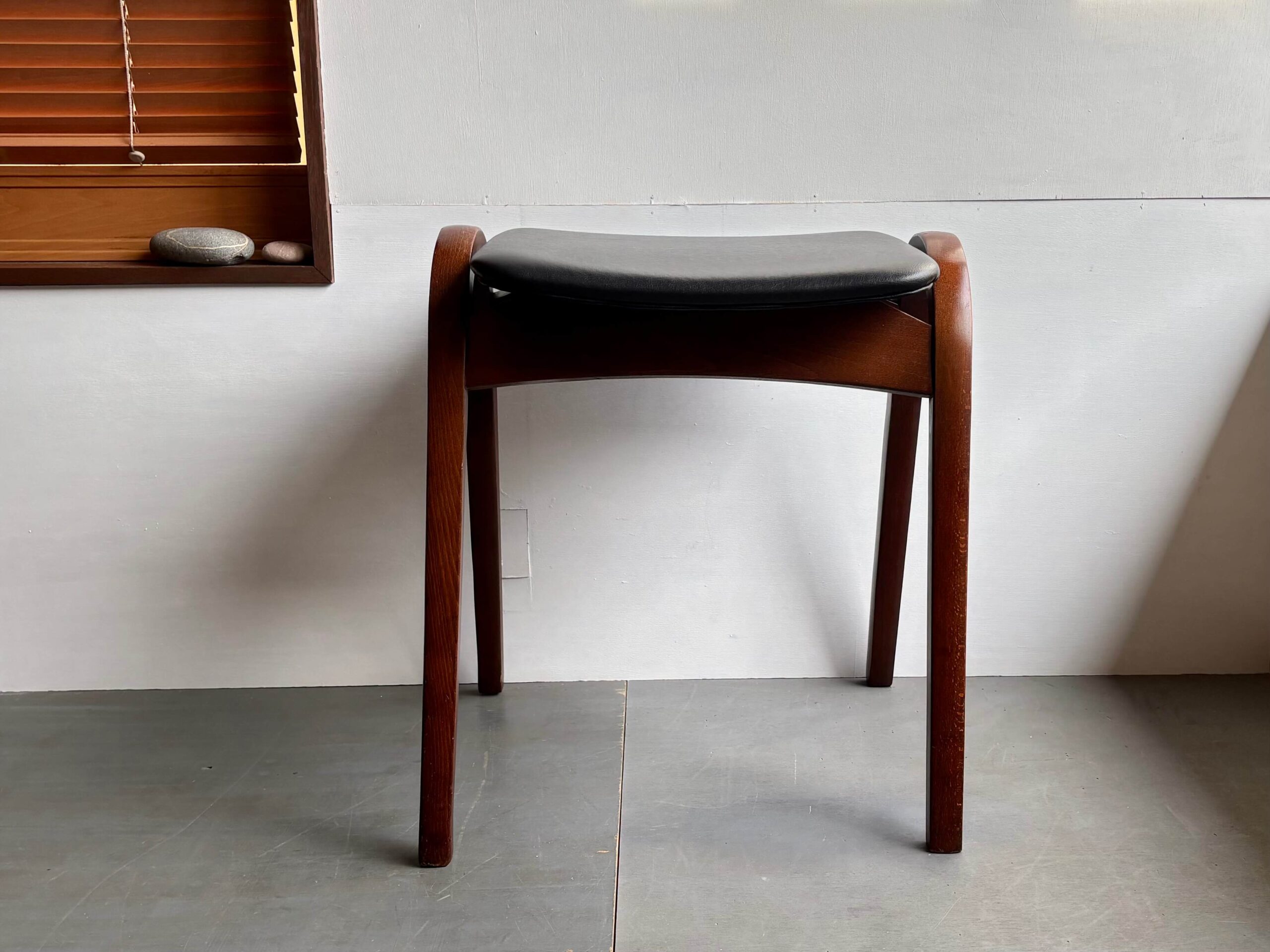 No.6397「秋田木工スツール〈No.202〉ビニールレザー/ブラック：剣持勇