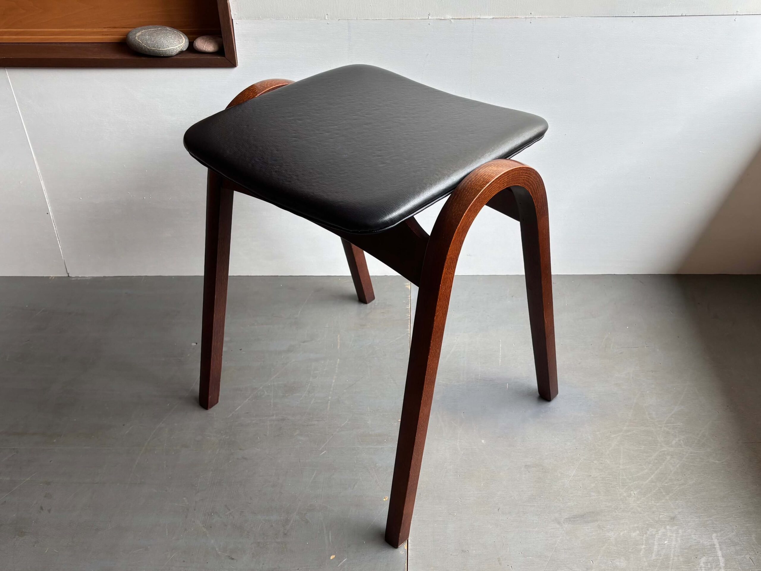 No.6397「秋田木工スツール〈No.202〉ビニールレザー/ブラック：剣持勇