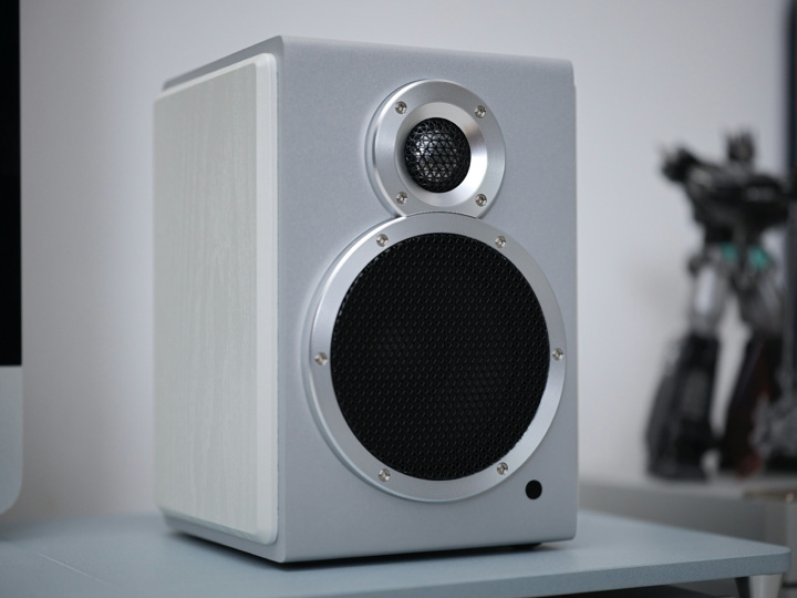 FIIO、前作の半額以下で出してきた機能充実のデスクトップスピーカー