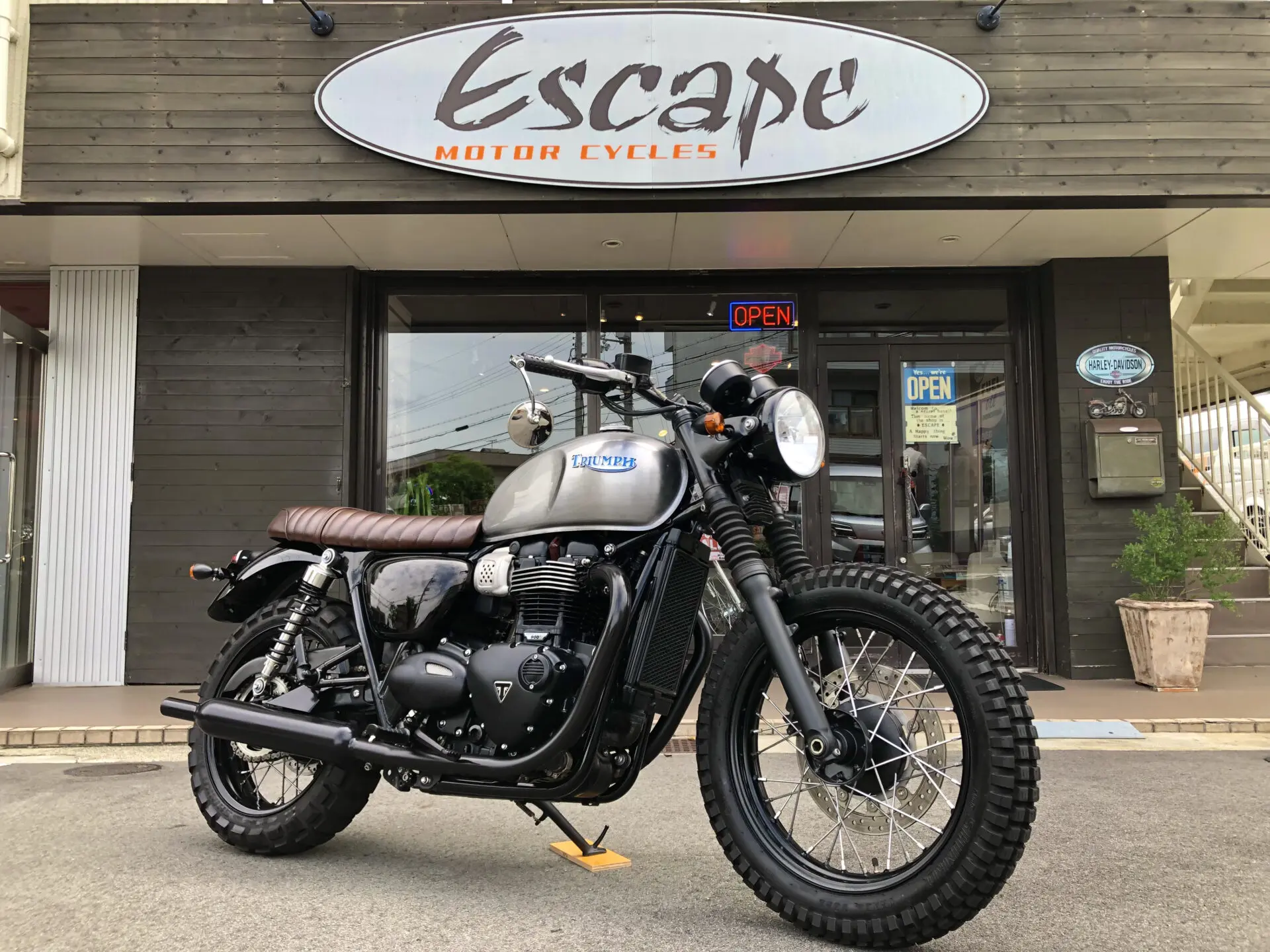 スタッフKEI】 カスタム日記「TRIUMPH水冷ボンネビルT100」 – Escape Blog