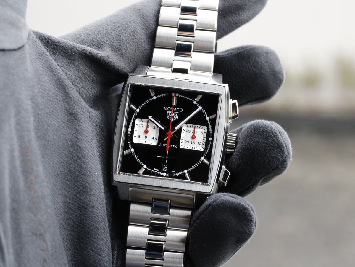 タグ・ホイヤー 角形ケースの代表作 『モナコ』のメタルブレスレット