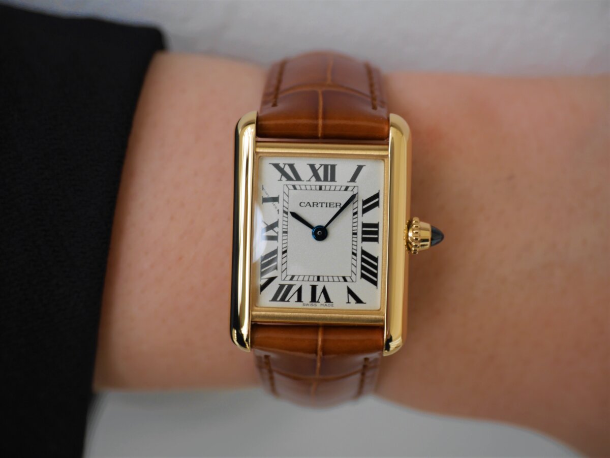 カルティエを象徴するデザインが詰め込まれた名作タンクルイ ｜ oomiya