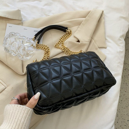 キルト地 2WAY ショルダーバッグ 黒 ブラック ゴールドチェーン カバン