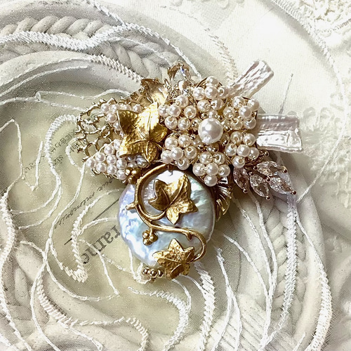 ビーズ刺繡 大きな淡水パールのキラキラブローチ コスチューム