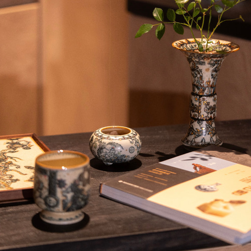 詩瓷集・香道の美 文人の雅趣—中国唐風 手作青花磁器 仙鶴波濤文三足小