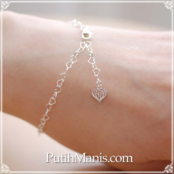 銀線細工チャームが揺れるハートチェーンブレスレット シルバー (b