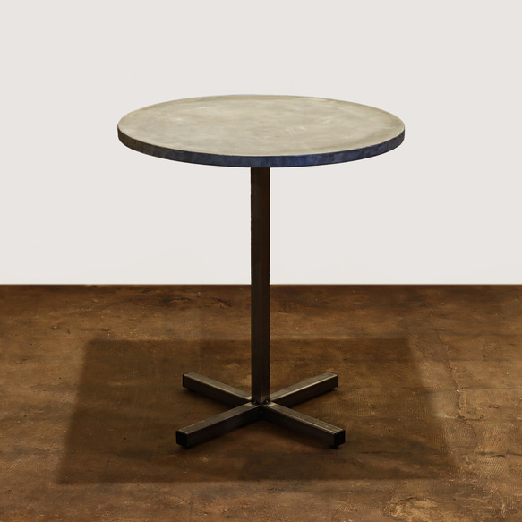 薄塗りモルタル｜ライトグレー｜丸｜円形｜カフェテーブル｜サイド