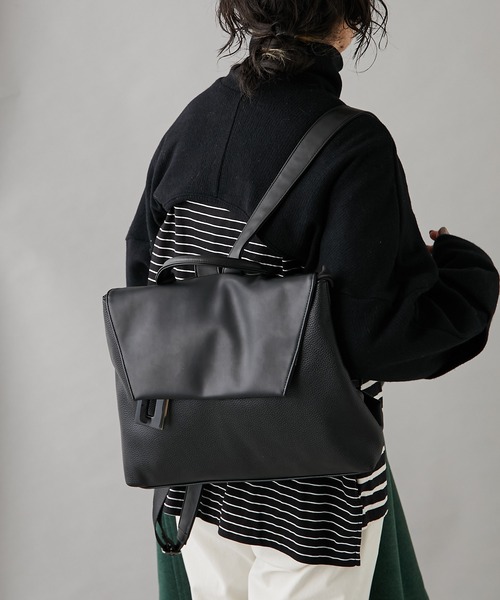 ear PAPILLONNER（イアパピヨネ）の「樹脂チャームフラップリュック