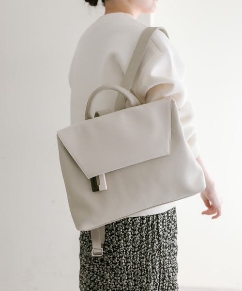 ear PAPILLONNER（イアパピヨネ）の「樹脂チャームフラップリュック