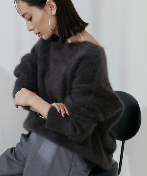 anuans（アニュアンス）の「ラクーンボートネックニットプルオーバー