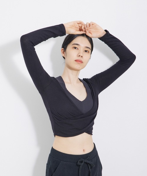 Alo Yoga（アロヨガ）の「【alo】AMELIA LUXE 長袖クロップドTシャツ